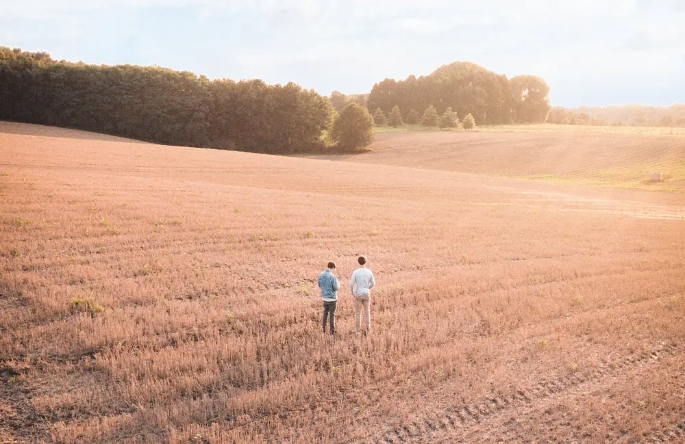 homme dans un champs de cereales