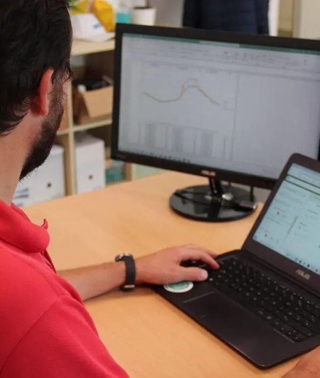 Le pluviomètre agricole Weenat dans un champ de soja